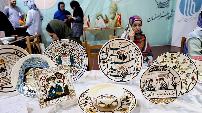 Iranpress: Iranian genuine arts exposed in Isfahan