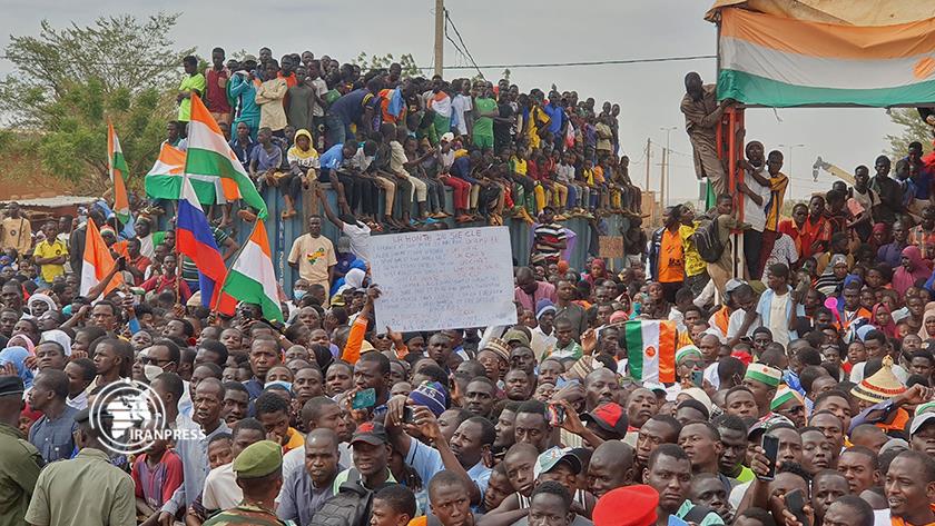 Iranpress: Nigeriens demonstrate against France