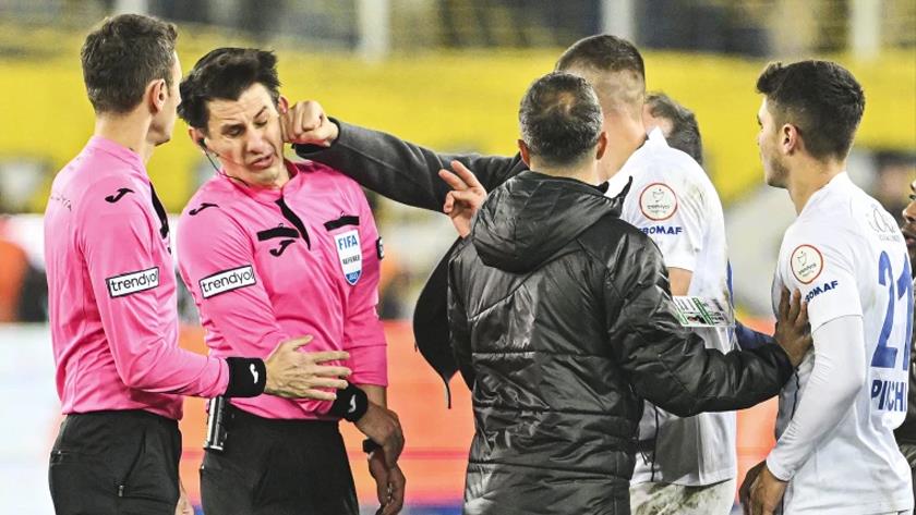 Iranpress: Turkey suspends all football games after punching referee 